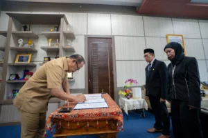 Gubernur Sulbar Lantik Jajaran Direksi PT Perseroda, Hajrul: Kita Akan Buktikan Kinerja yang Baik