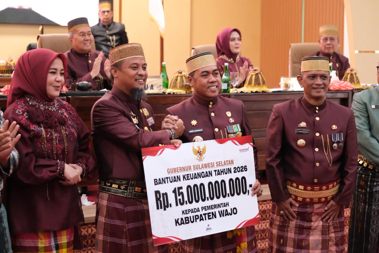 Gubernur Sulsel Berikan Bantuan Rp15 Miliar pada HJW Wajo ke-627