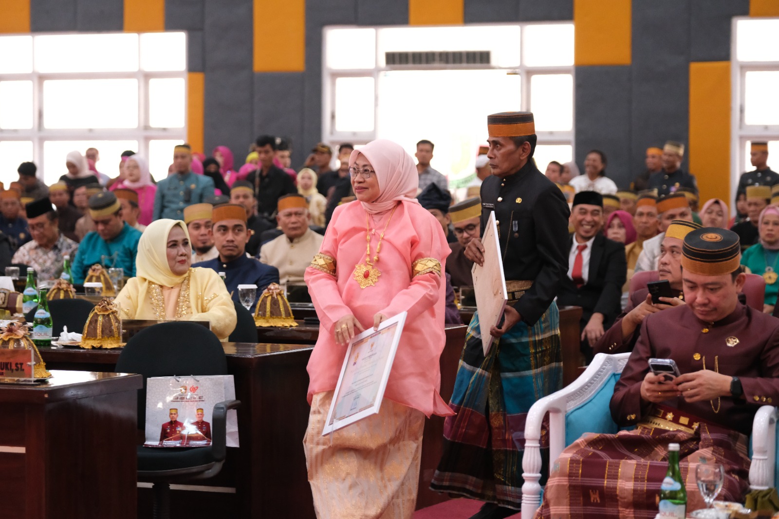Bupati Andi Rosman Beri Penghargaan Kepala Diskominfotik Wajo, Disaksikan Gubernur dan Wakil Gubernur Sulsel