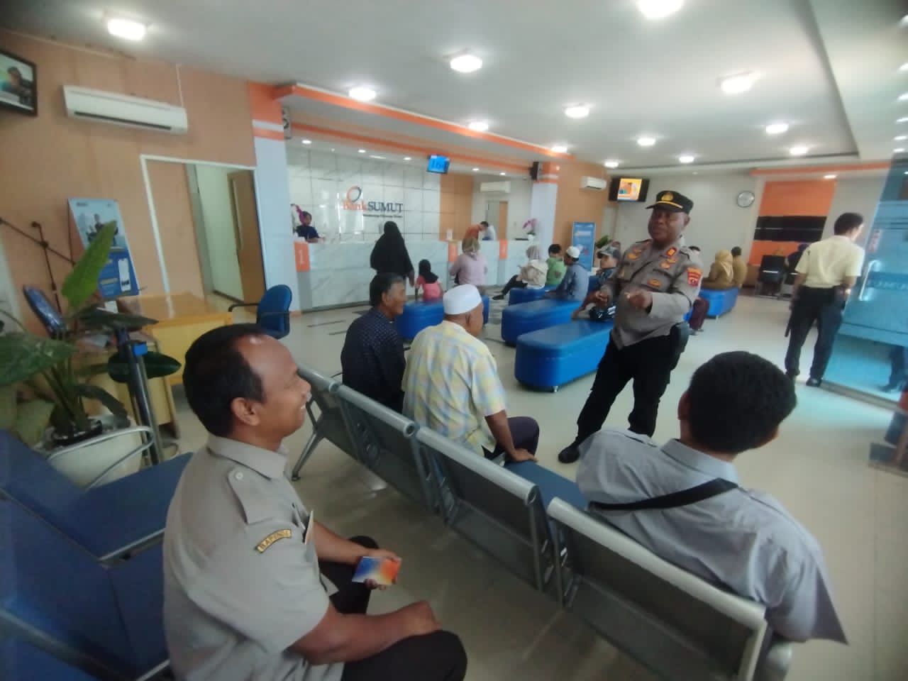 Sat Binmas Polres Tanjung Balai Sambangi Nasabah Bank Sumut