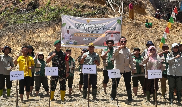 Dandim 1428/Mamasa Menghadiri Penanaman Padi Serempak dilahan Cetak Sawah Rakyat (CSR) di Desa Lambanan