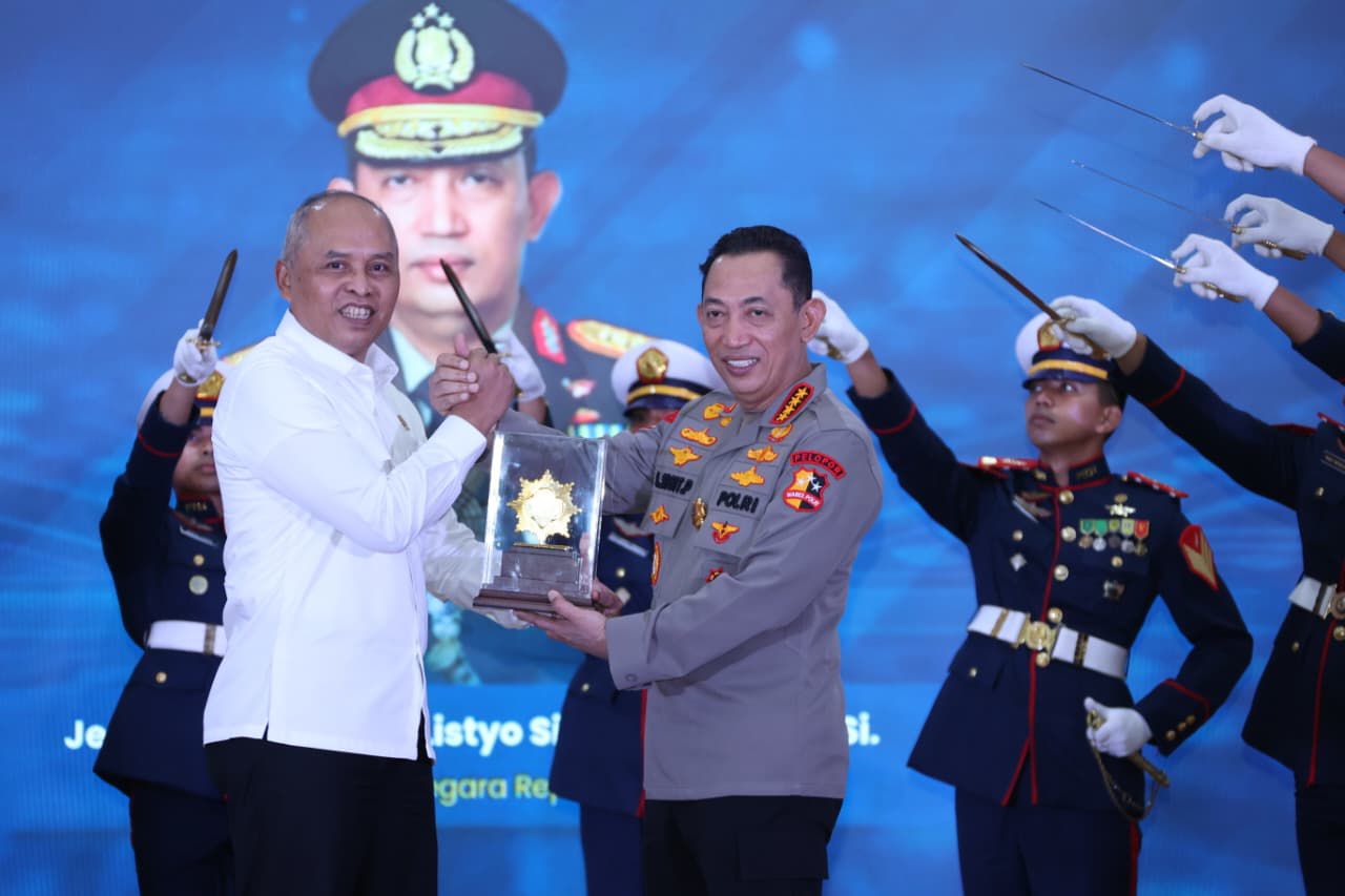 Kapolri Dianugerahi Adhi Bhakti Senapati atas Kontribusi di Bidang Siber