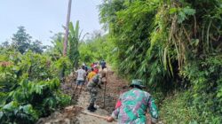 Babinsa Kodim Mamasa Aktif Bantu Warga Bersihkan Jalan yang Tertimbun Tanah