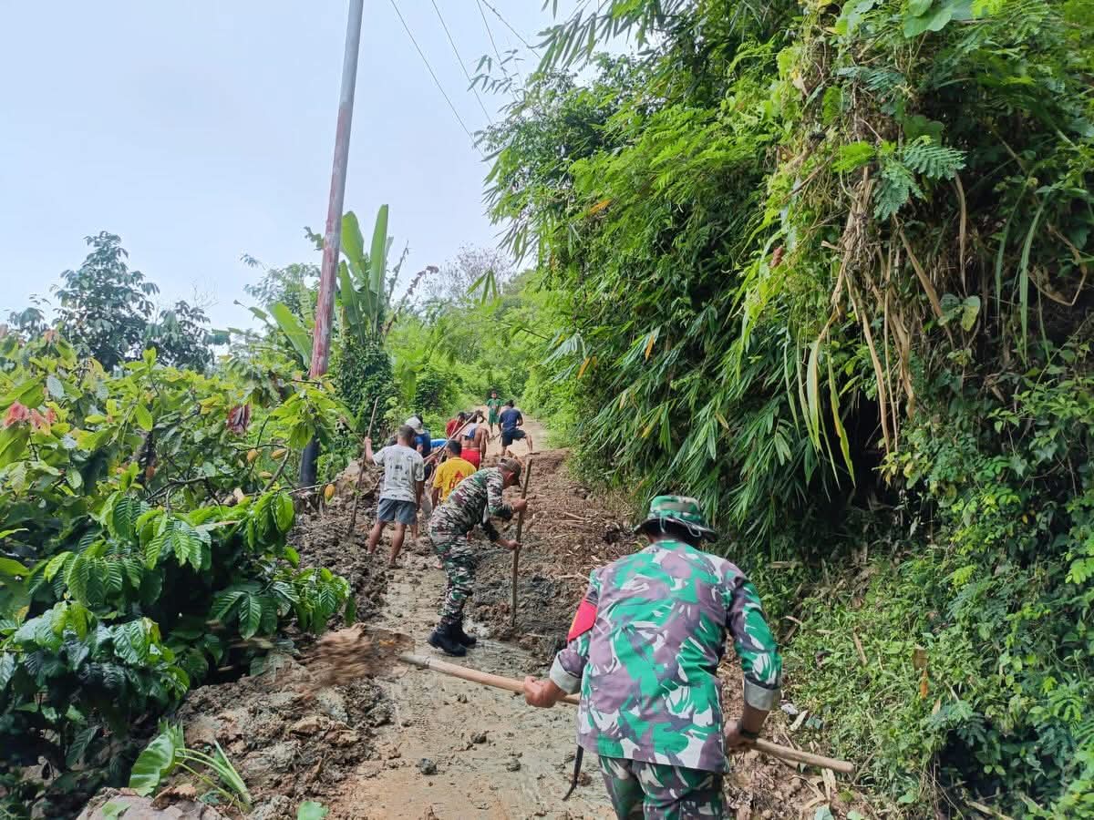 Babinsa Kodim Mamasa Aktif Bantu Warga Bersihkan Jalan yang Tertimbun Tanah