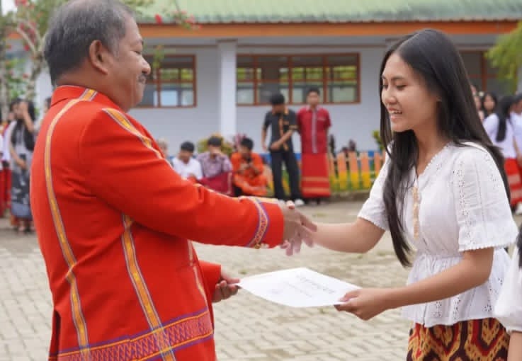 UPTD SMKN 1 SUMARORONG PERINGATI HARI PENDIDIKAN NASIONAL (HARDIKNAS) DILAKSAKSANAKAN DI HALAMAN SEKOLAH