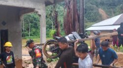 Tanah Longsor Terjang Matangnga, TNI Bantu Evakuasi Warga dan Bersihkan Material