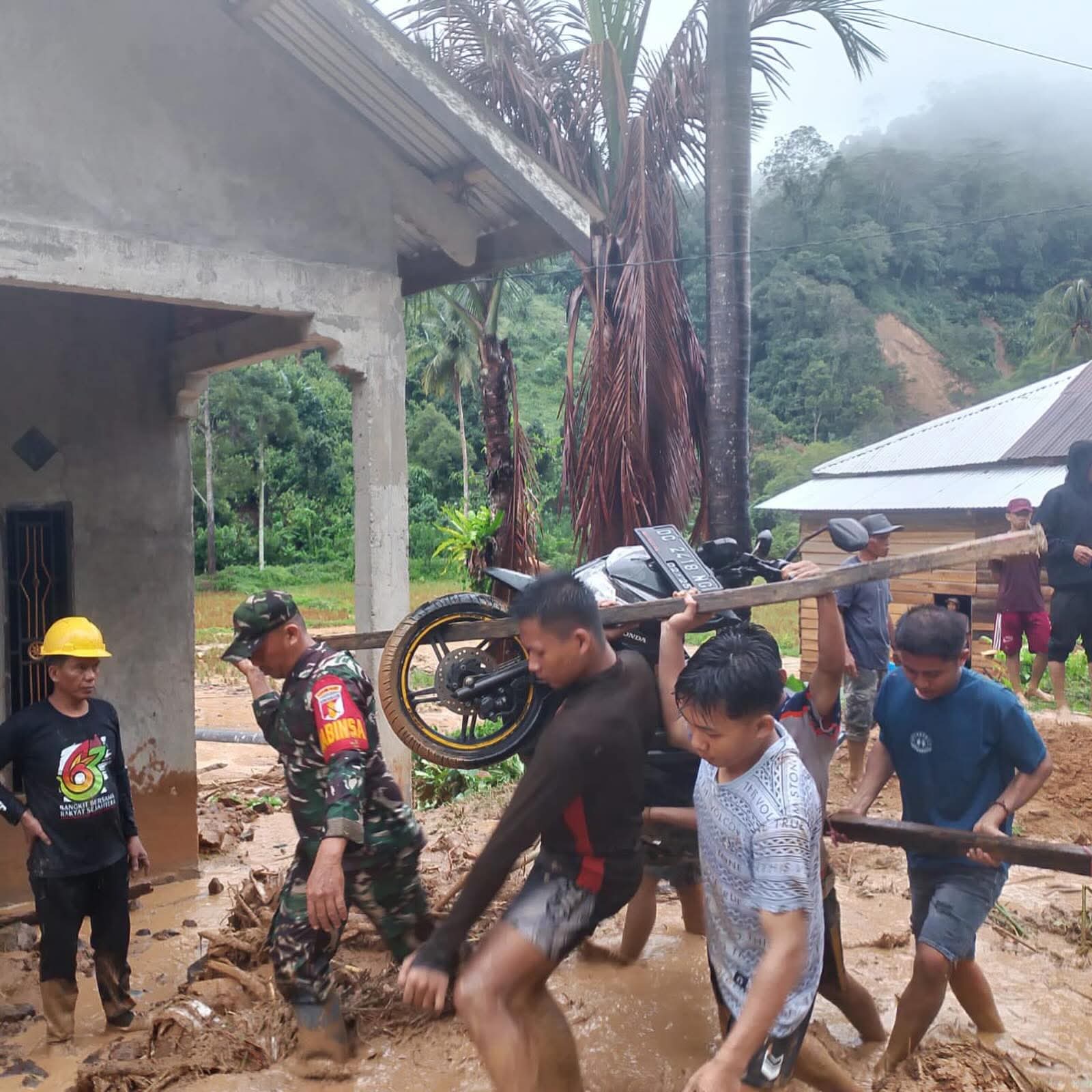Tanah Longsor Terjang Matangnga, TNI Bantu Evakuasi Warga dan Bersihkan Material