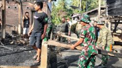 TNI Bantu Warga Bersihkan Puing Kebakaran di Matakali