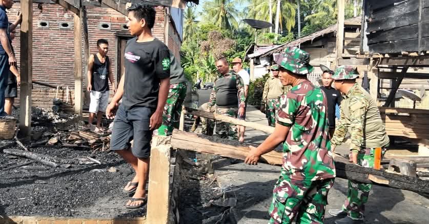 TNI Bantu Warga Bersihkan Puing Kebakaran di Matakali