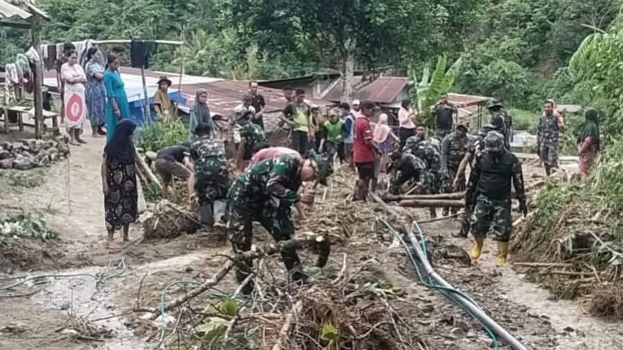 Personil kodim 1428/Mamasa turun langsung membantu warga membersihkan rumah pasca longsor di Desa Hahangan