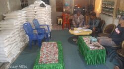 KEPALA DESA TAWALIAN TIMUR MENGADAKAN PENYALURAN BANTUAN PANGAN BERAS DAN MINYAK GORENG KEPADA WARGANYA