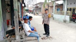 Sambangi Warga, Bhabinkamtibmas Tanjung Balai Utara Sampaikan Pesan Kamtibmas