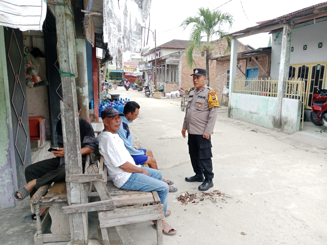 Sambangi Warga, Bhabinkamtibmas Tanjung Balai Utara Sampaikan Pesan Kamtibmas