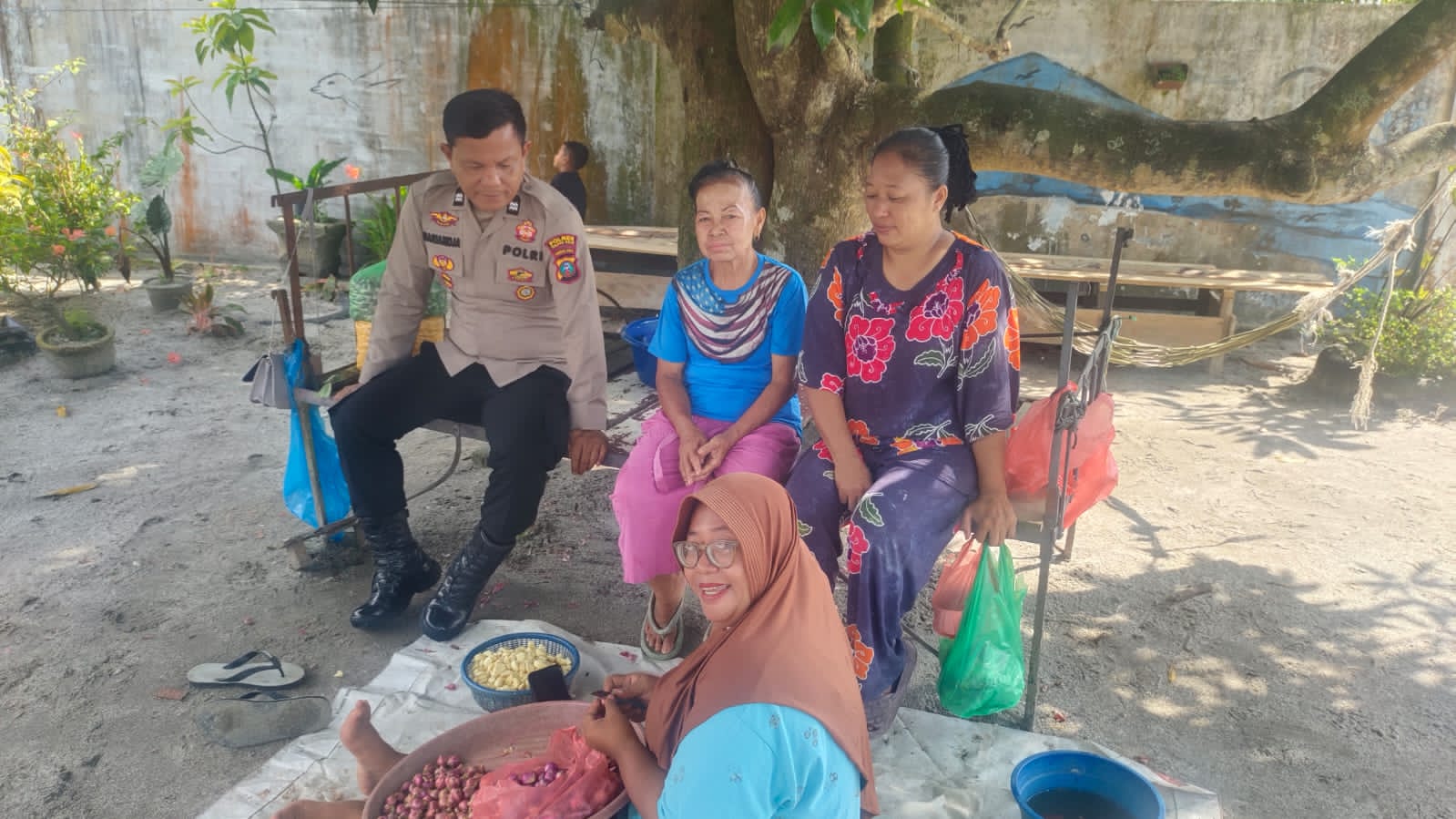 Sambangi Ibu-Ibu, Polsek Datuk Bandar Beri Imbauan Kamtibmas Lewat Cooling System