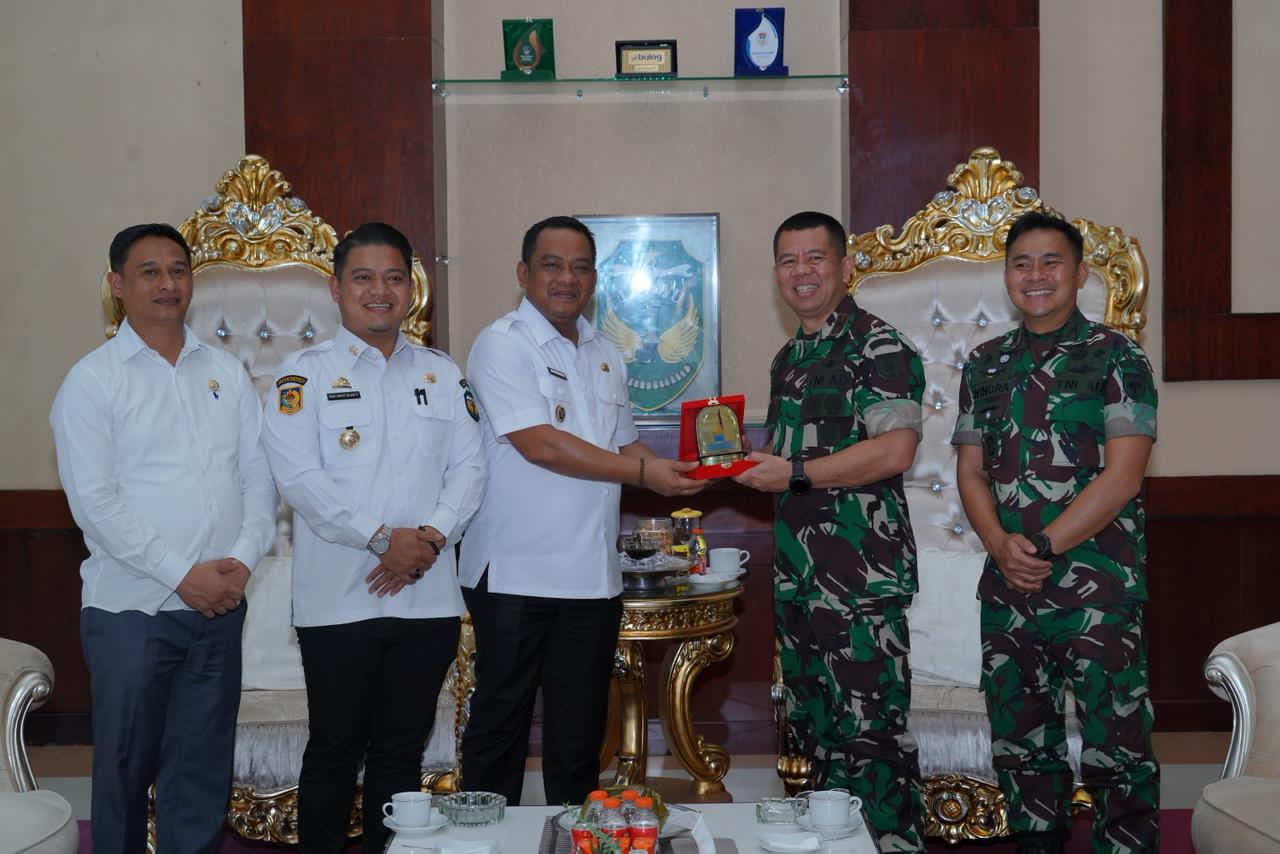 Bupati Luwu dan Danrem 141/Toddopuli Letakkan Batu Pertama Kantor Koramil Belopa