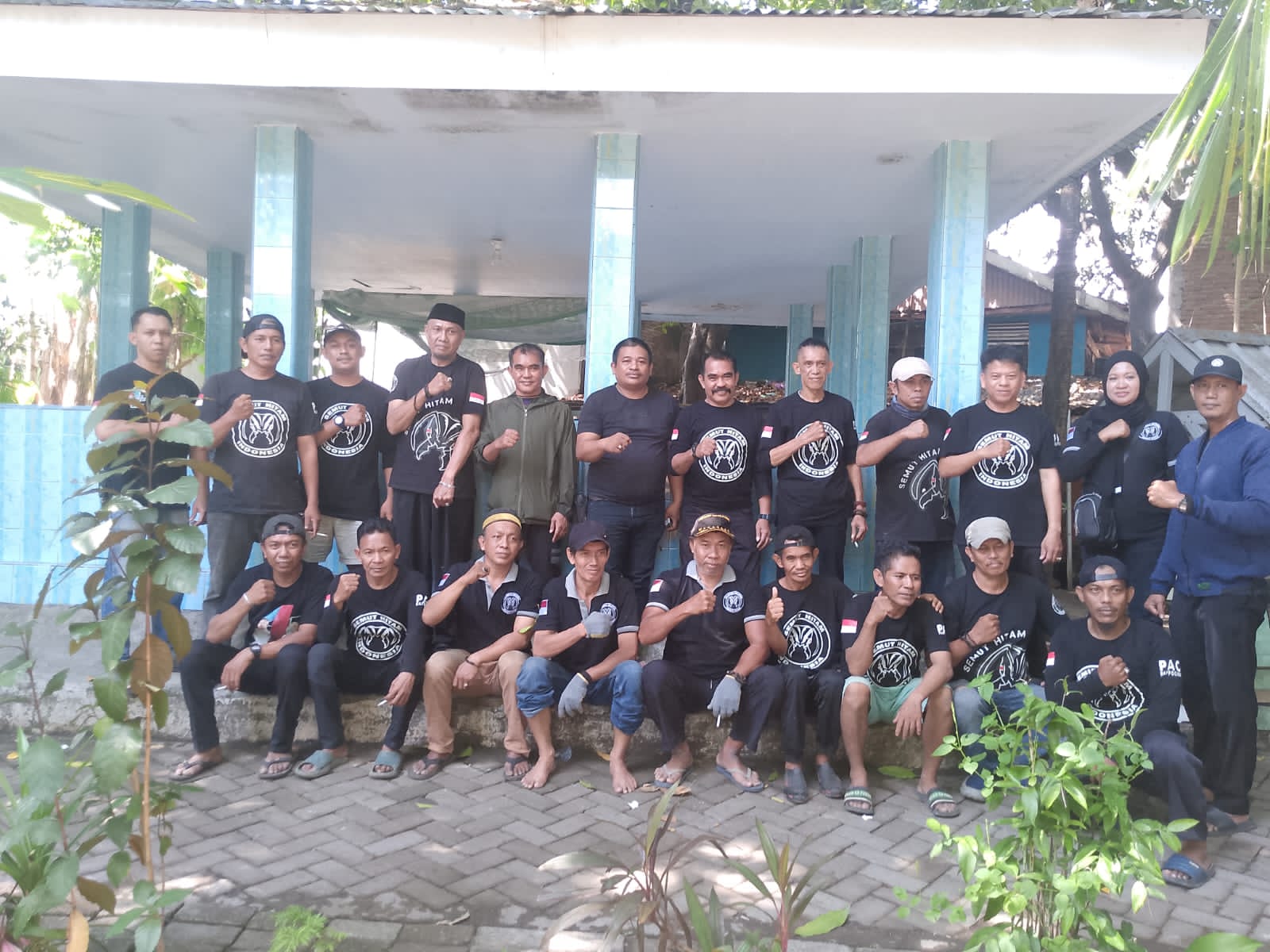 PAC Semut Hitam Kecamatan Rappocini Bersihkan Makam Bersejarah