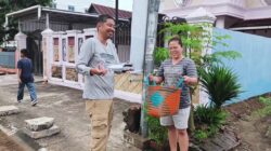 Kadis DLH Wajo Keliling Beri Hadiah Bagi Warga yang Menjaga Kebersihan Lingkungan