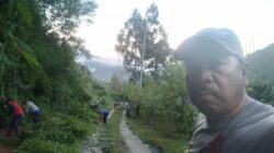 Kepala Desa Saludengen Bersama Warga Lakukan Pembersihan Selakbelukar Yang Memenuhi Pinggir Jalan