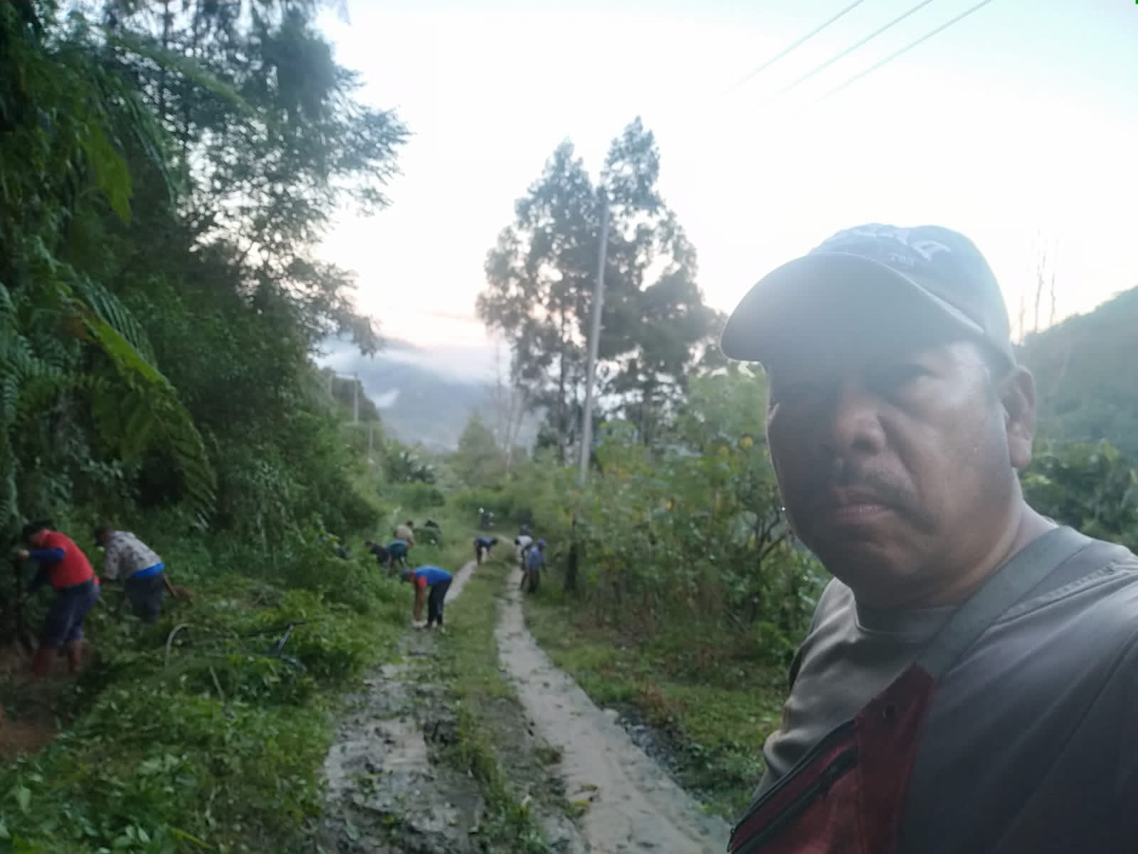 Kepala Desa Saludengen Bersama Warga Lakukan Pembersihan Selakbelukar Yang Memenuhi Pinggir Jalan