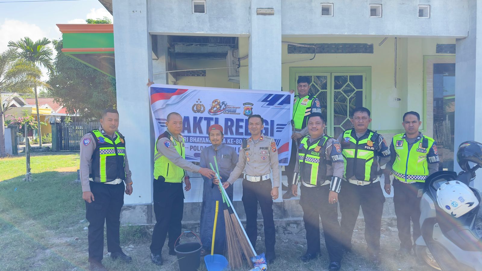 Jelang HUT Bhayangkara ke-80, Satlantas Polres Polman Tebar Kebaikan