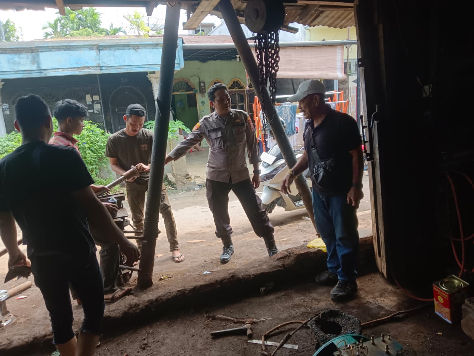 Sambangi Warga, Kanit Binmas Polsek Tanjung Balai Utara Ingatkan Keselamatan Kerja