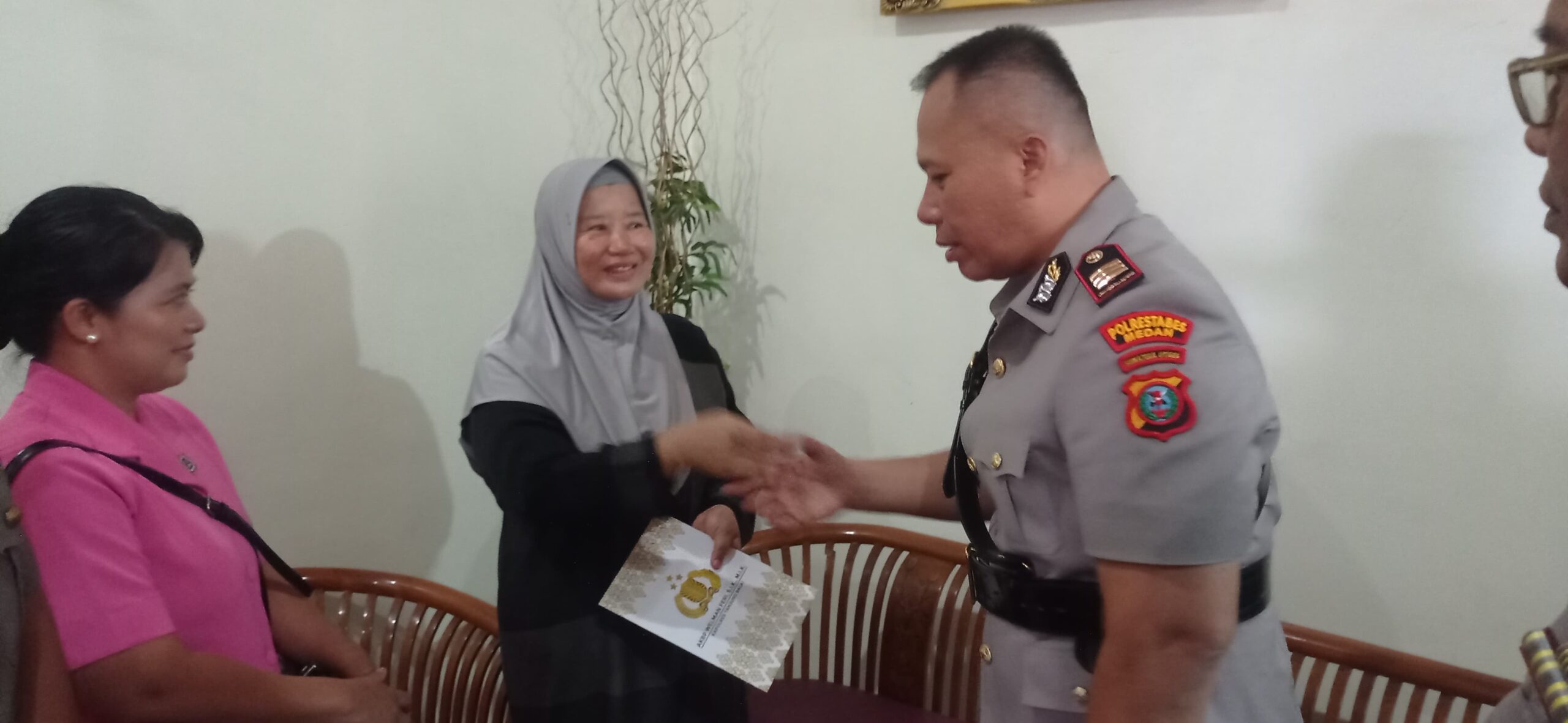 Sambut Hari Bhayangkara ke-80, Kapolres Tanjungbalai Berbagi Kasih dan Serahkan Bantuan untuk Warga dan Personil