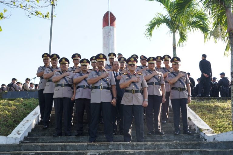 Peringati Hari Bhayangkara ke-80, Kapolda Sulbar Pimpin Kegiatan Ziara ke Makam Pahlawan Pattidi
