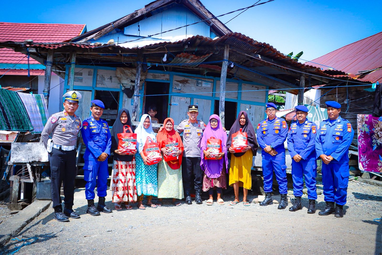 Sambut Hari Bhayangkara ke-80, Polres Luwu Salurkan Bantuan Sosial kepada Masyarakat Pesisir Ulo Ulo