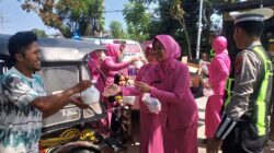 Satlantas Polres Polman Bersama Bhayangkari Gelar Jumat Berkah, Bagikan Puluhan Paket Makanan