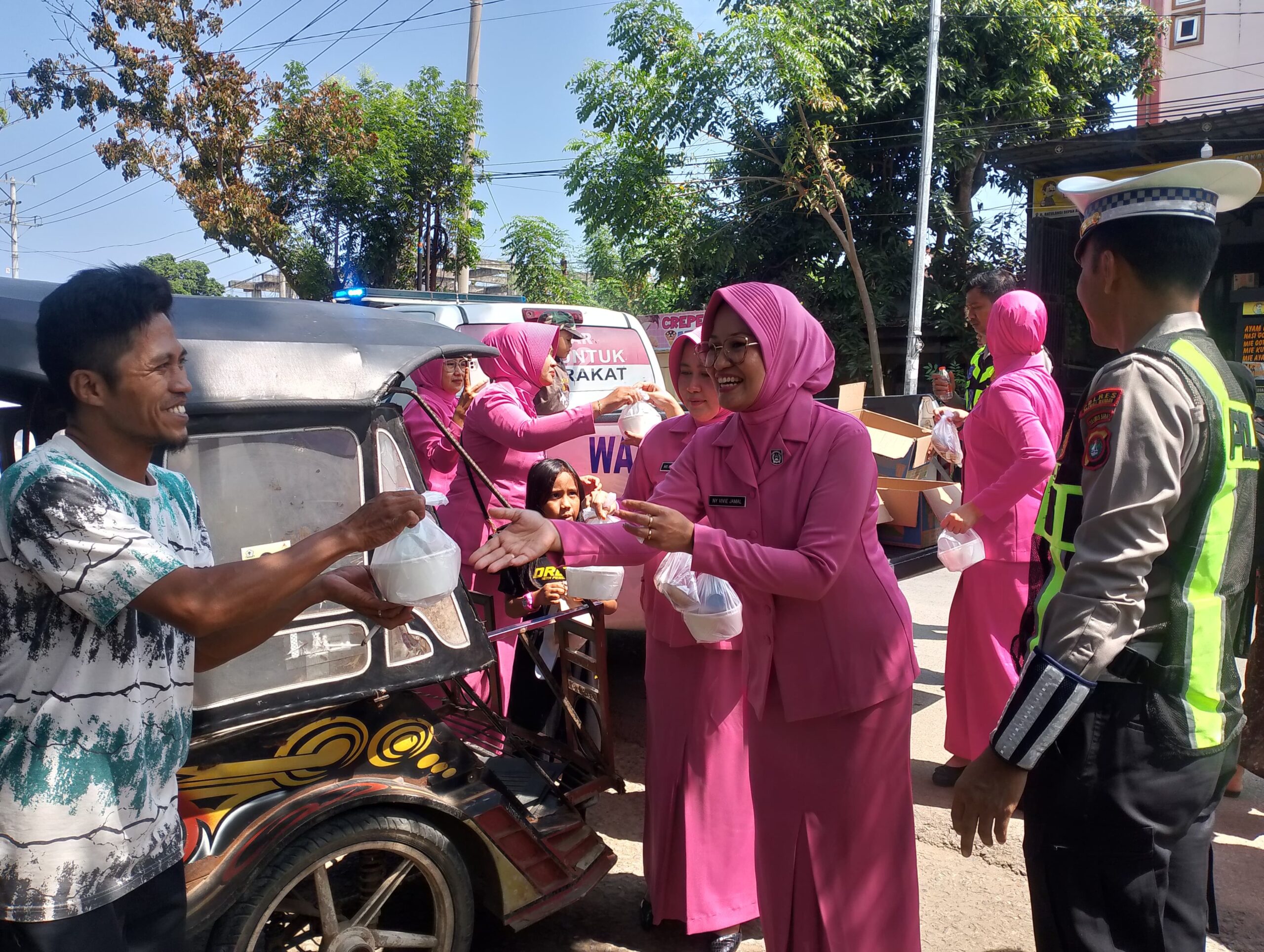 Satlantas Polres Polman Bersama Bhayangkari Gelar Jumat Berkah, Bagikan Puluhan Paket Makanan