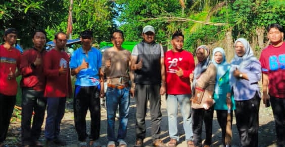 Kadis Lingkungan Hidup Wajo Turun Langsung Pimpin Kerja Bakti Bersama Masyarakat di Kecamatan Tempe