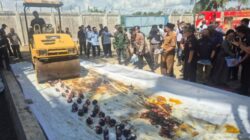 Kapolsek Teluk Nibung Hadiri Pemusnahan Ratusan Ball Press dan Gawai Ilegal
