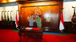 Kapolri Perkuat Soliditas TNI-Polri Lewat Silaturahmi dengan Panglima TNI di Mabes TNI