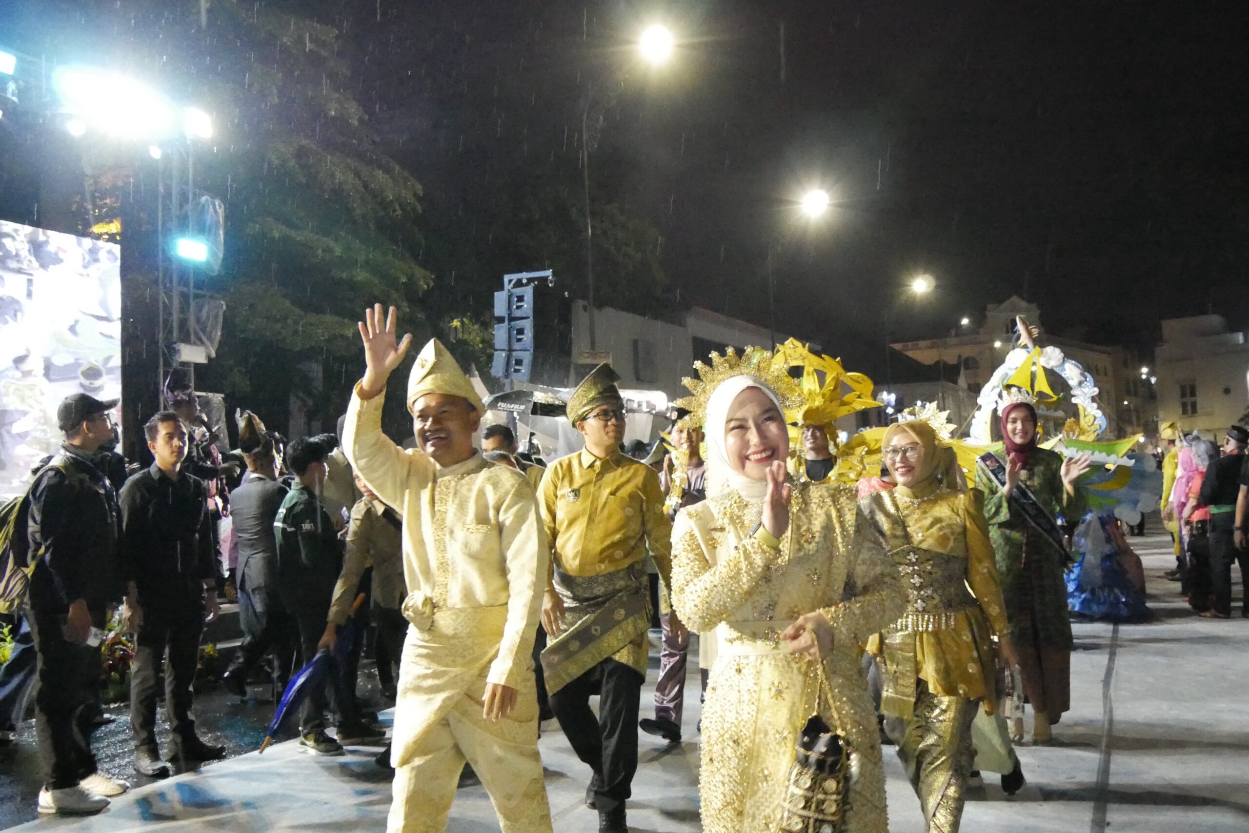 Kenakan Pakaian Adat Melayu, Wali Kota Tanjungbalai Meriahkan Karnaval Budaya Nusantara