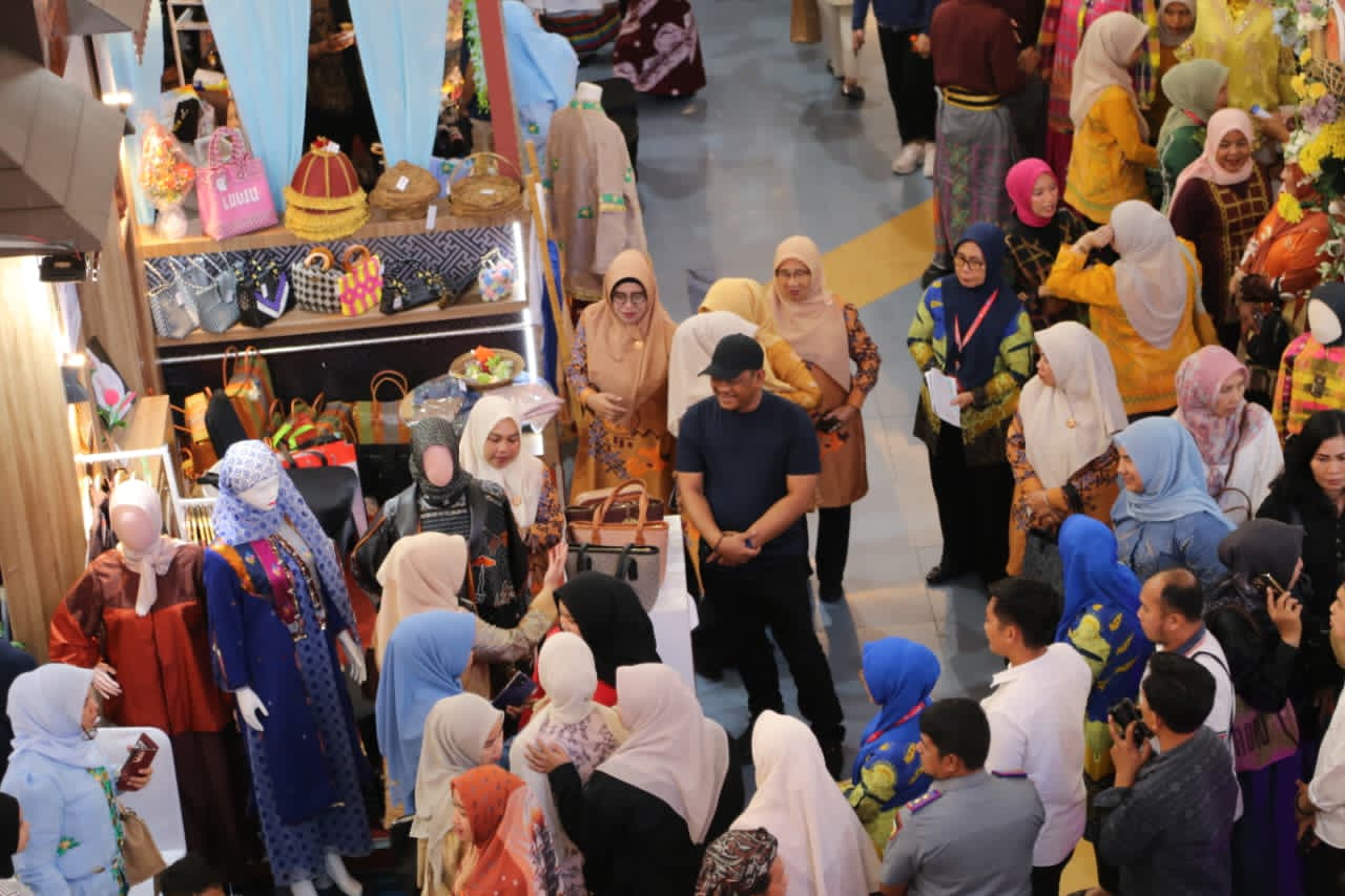 Bupati Luwu Kunjungi Stand Dekranasda Kabupaten Luwu pada HUT ke-46 Dekranas
