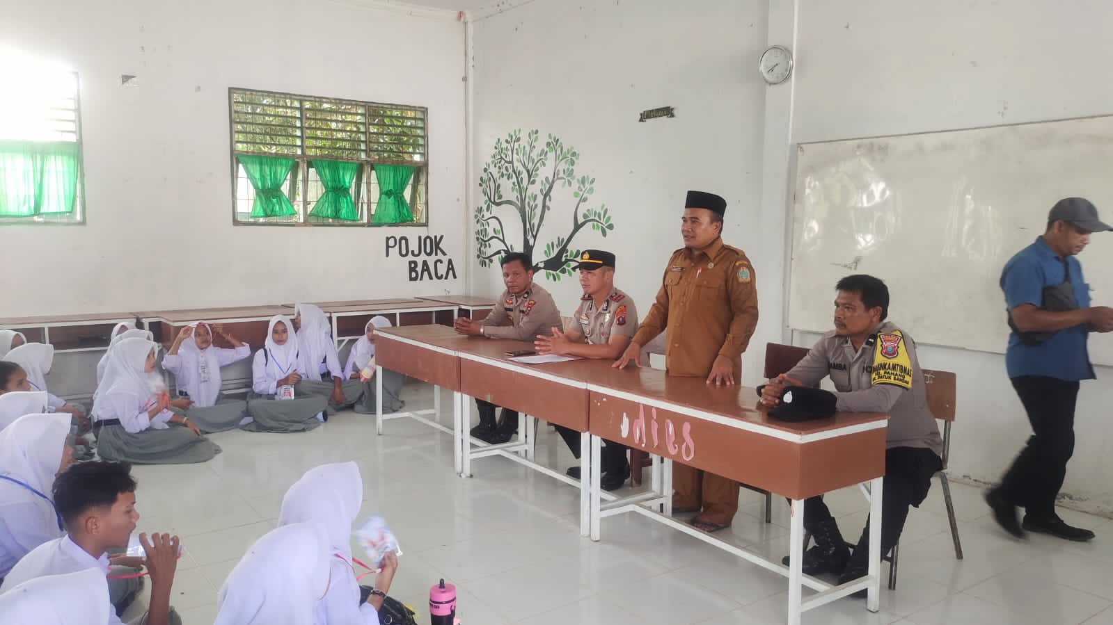 Police Go to School: Kapolsek Datuk Bandar Ajak Siswa Baru SMKN 6 Tanjung Balai Bijak Medsos hingga Jauhi Narkoba  TANJUNG BALAI – Guna