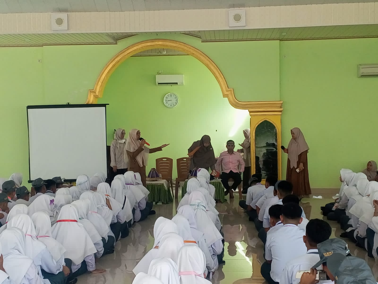 Kunjungan Kepala Cabang Dinas Pendidikan Wilayah X di Hari Kedua MPLS SMA Negeri 2 Enrekang
