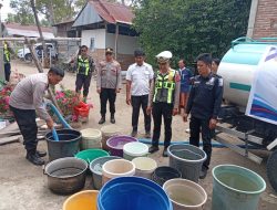 Polres Polman Salurkan 8.000 Liter Air Bersih untuk Warga Terdampak Kekeringan di Kecamatan Binuang