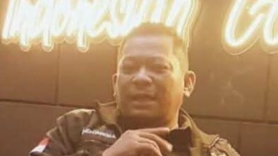 Tony Iswandi, Ketua Umum L‑KONTAK, saat memberikan keterangan pers terkait isu somasi Perumda Pasar Raya Makassar.