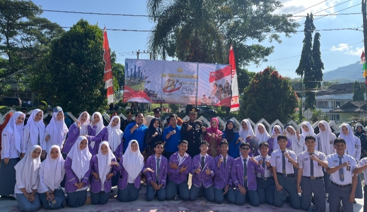 Guru dan Murid SMAN 2 Enrekang Ikuti Upacara Hari Ulang Tahun Bhayangkara ke-80