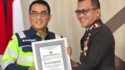 POLRES LUWU ANUGERAHKAN PENGHARGAAN KEPADA DIRUT MDA ATAS DUKUNGAN PELAYANAN MASYARAKAT