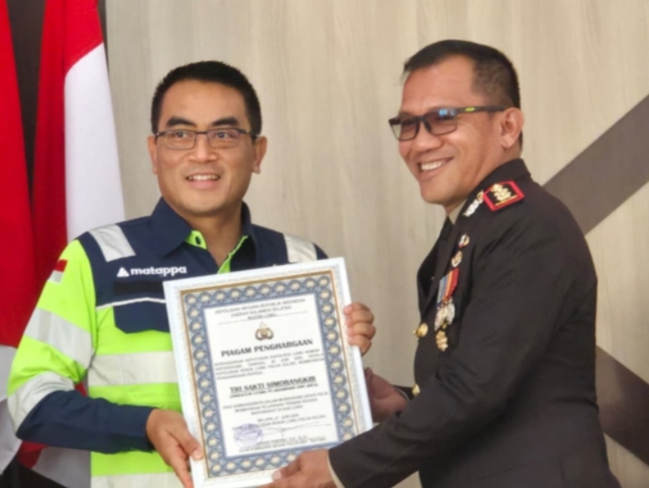 POLRES LUWU ANUGERAHKAN PENGHARGAAN KEPADA DIRUT MDA ATAS DUKUNGAN PELAYANAN MASYARAKAT