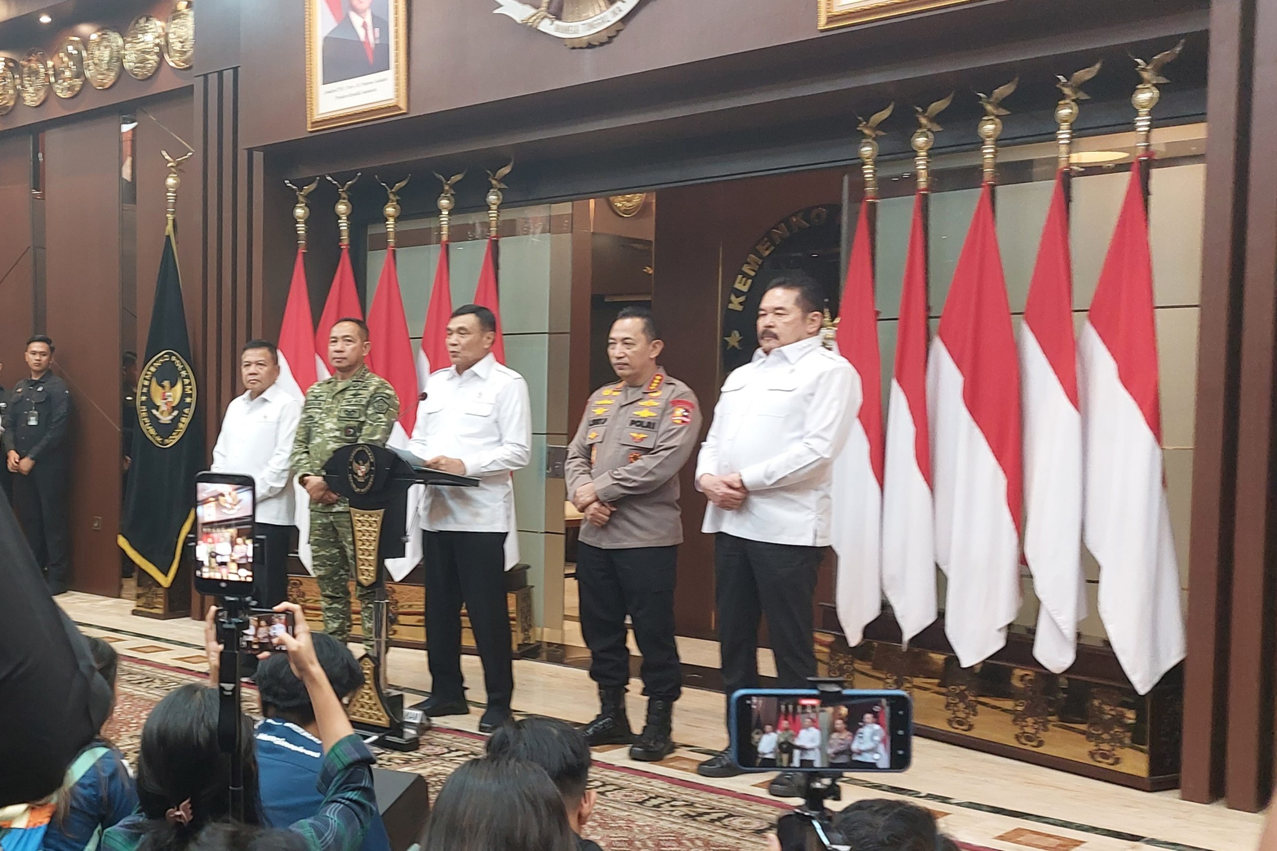 Menteri Koordinator Bidang Politik dan Keamanan (Menko Polkam) Jenderal TNI (Purn.) Djamari Chaniago menegaskan pemerintah akan mengambil tindakan secara terukur terhadap setiap pihak yang menyebarkan hoaks, disinformasi, fitnah, maupun ujaran kebencian yang mengganggu kepentingan masyarakat luas dan stabilitas nasional.