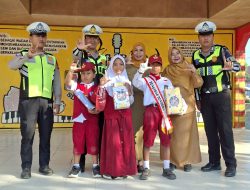 Police Goes to School, Sat Lantas Polres Polman Edukasi Pelajar SD Negeri 066 Pekkabata tentang Keselamatan Berlalu Lintas