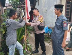 Sambut HUT RI, Bhabinkamtibmas Polsek Tanjung Balai Utara Ajak Warga Pasang Bendera Merah Putih