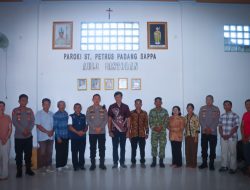 Merajut Kasih dalam Keberagaman, Kapolres Luwu Perkuat Toleransi Lewat Silaturahmi di Gereja Katolik St. Petrus Padang Sappa