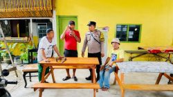 Sambut HUT RI ke-81, Bhabinkamtibmas Pulau Simardan Ajak Warga Pasang Bendera