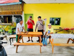 Sambut HUT RI ke-81, Bhabinkamtibmas Pulau Simardan Ajak Warga Pasang Bendera