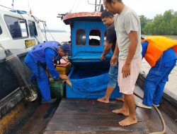 Jaga Perairan Tanjung Balai, Satpolairud Lakukan Patroli Rutin dan Periksa Kapal Nelayan