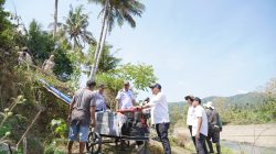 Bupati Luwu Tinjau Penyaluran Pompa Air untuk Atasi Kekeringan Persawahan
